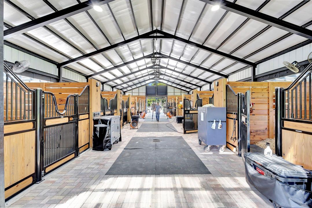 Под контрактом: $9,000 (5 спален, 3 ванн, 3329 Квадратных фут)