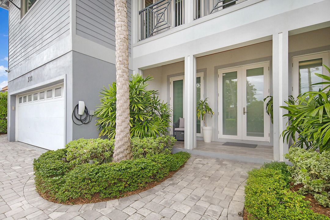 Active With Contract: $2,525,000 (5 beds, 4 baths, 4707 Square Feet)