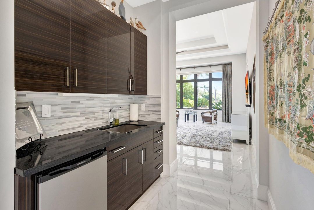 На продажу: $9,800,000 (4 спален, 4 ванн, 5039 Квадратных фут)