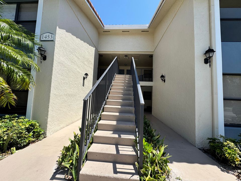 合同活跃: $144,900 (2 贝兹, 2 浴室, 904 平方英尺)