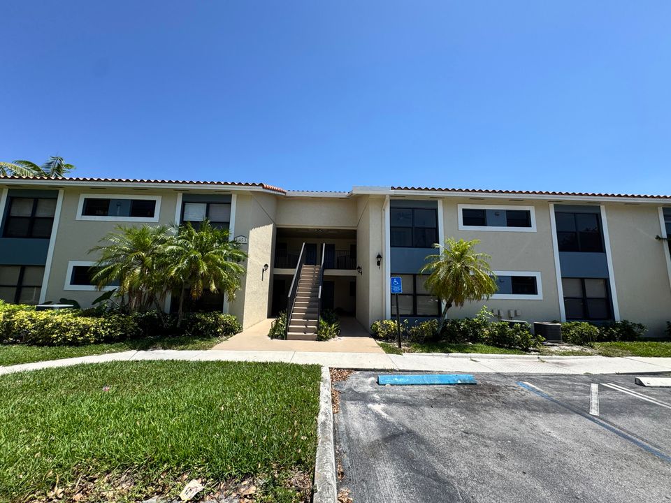 合同活跃: $144,900 (2 贝兹, 2 浴室, 904 平方英尺)