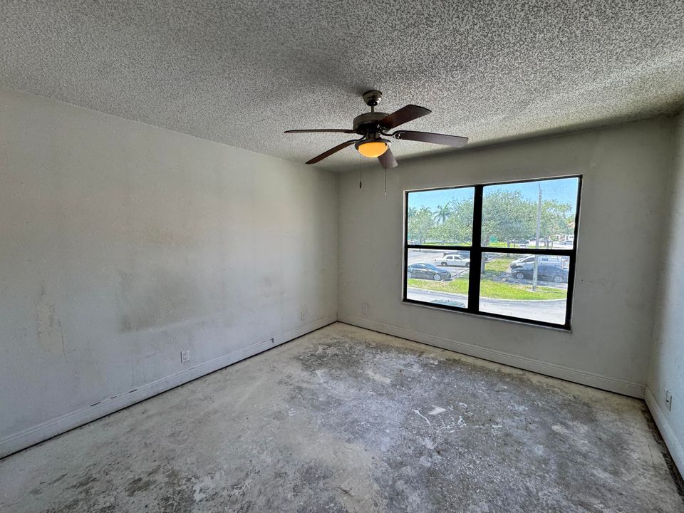 合同活跃: $144,900 (2 贝兹, 2 浴室, 904 平方英尺)