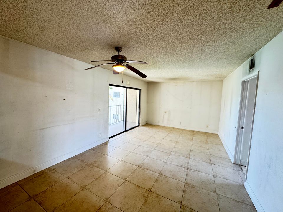 合同活跃: $144,900 (2 贝兹, 2 浴室, 904 平方英尺)