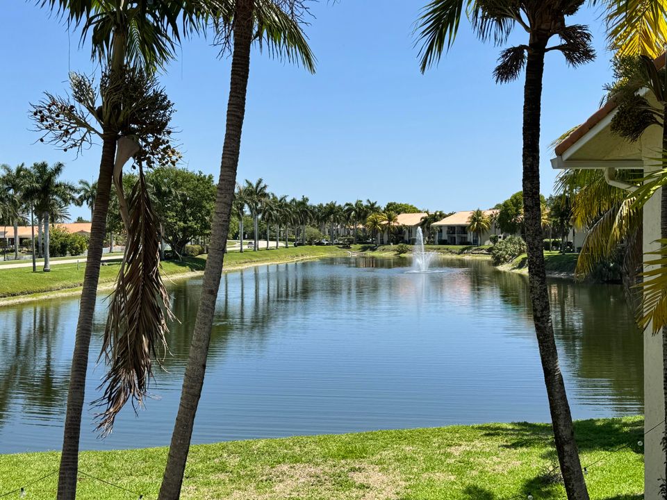 合同活跃: $144,900 (2 贝兹, 2 浴室, 904 平方英尺)