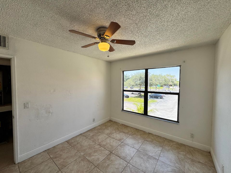 合同活跃: $144,900 (2 贝兹, 2 浴室, 904 平方英尺)