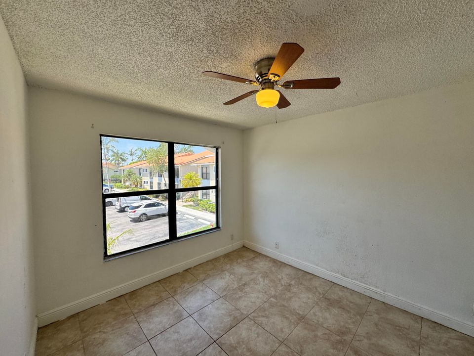 合同活跃: $144,900 (2 贝兹, 2 浴室, 904 平方英尺)