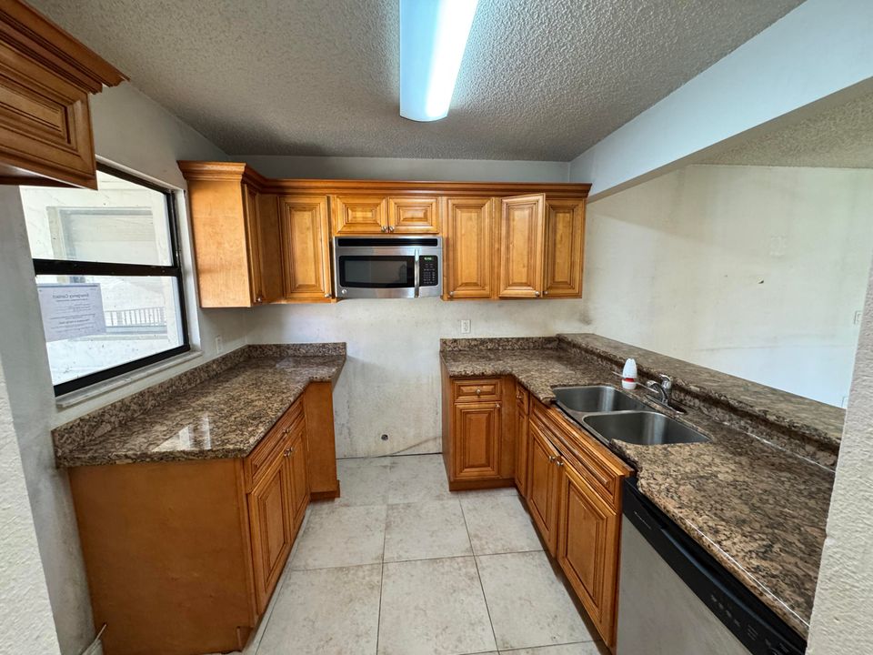 合同活跃: $144,900 (2 贝兹, 2 浴室, 904 平方英尺)