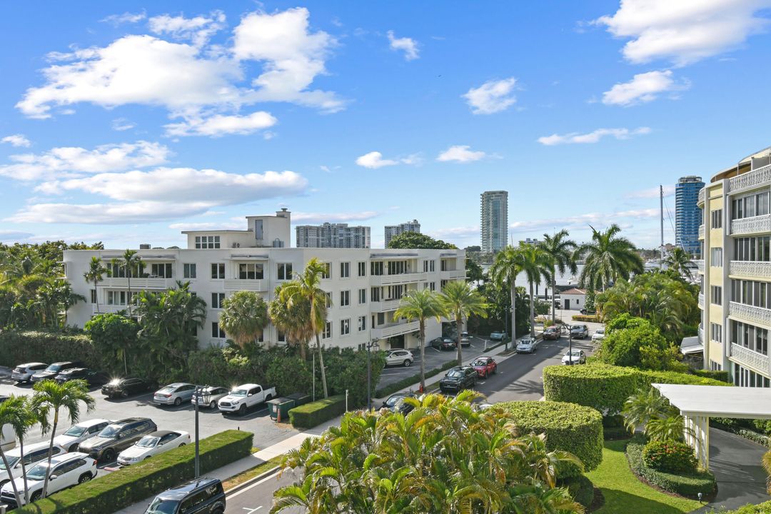 Под контрактом: $1,750,000 (2 спален, 2 ванн, 1577 Квадратных фут)