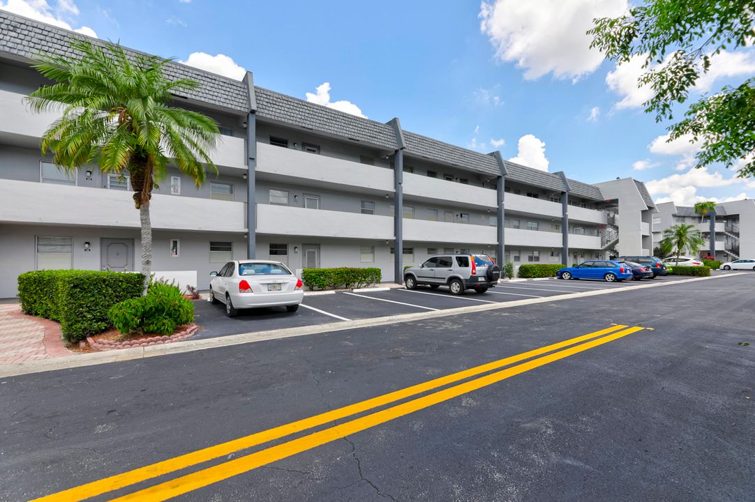 合同活跃: $120,000 (2 贝兹, 2 浴室, 930 平方英尺)