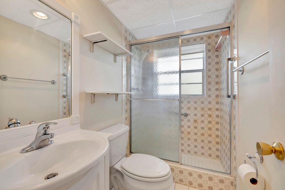 合同活跃: $120,000 (2 贝兹, 2 浴室, 930 平方英尺)