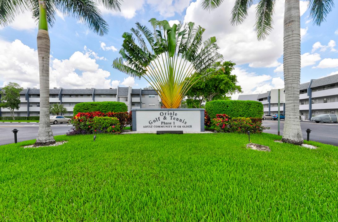 合同活跃: $120,000 (2 贝兹, 2 浴室, 930 平方英尺)