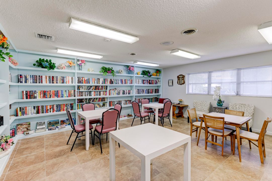 合同活跃: $120,000 (2 贝兹, 2 浴室, 930 平方英尺)