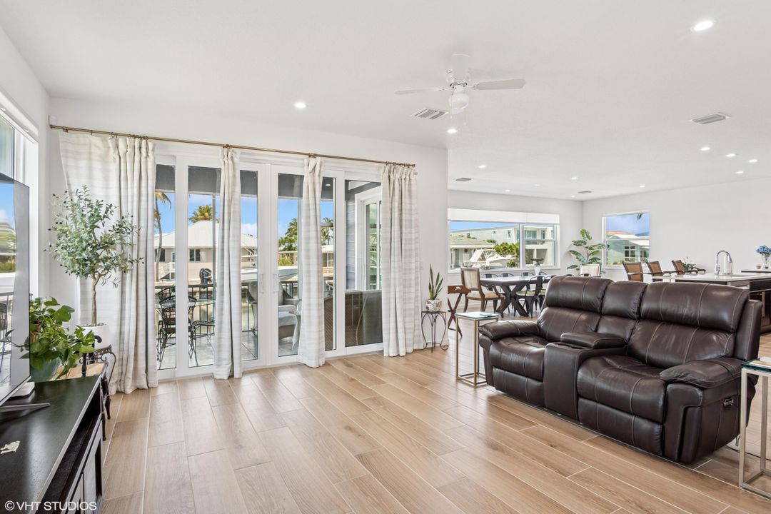 На продажу: $1,375,000 (4 спален, 2 ванн, 3353 Квадратных фут)