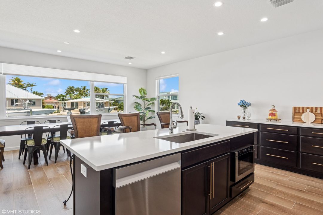 На продажу: $1,375,000 (4 спален, 2 ванн, 3353 Квадратных фут)