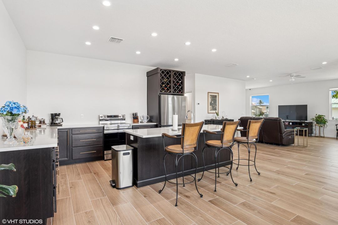 На продажу: $1,375,000 (4 спален, 2 ванн, 3353 Квадратных фут)