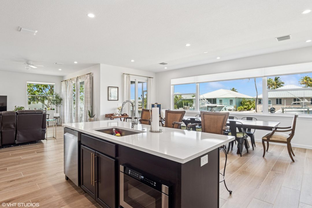 На продажу: $1,375,000 (4 спален, 2 ванн, 3353 Квадратных фут)