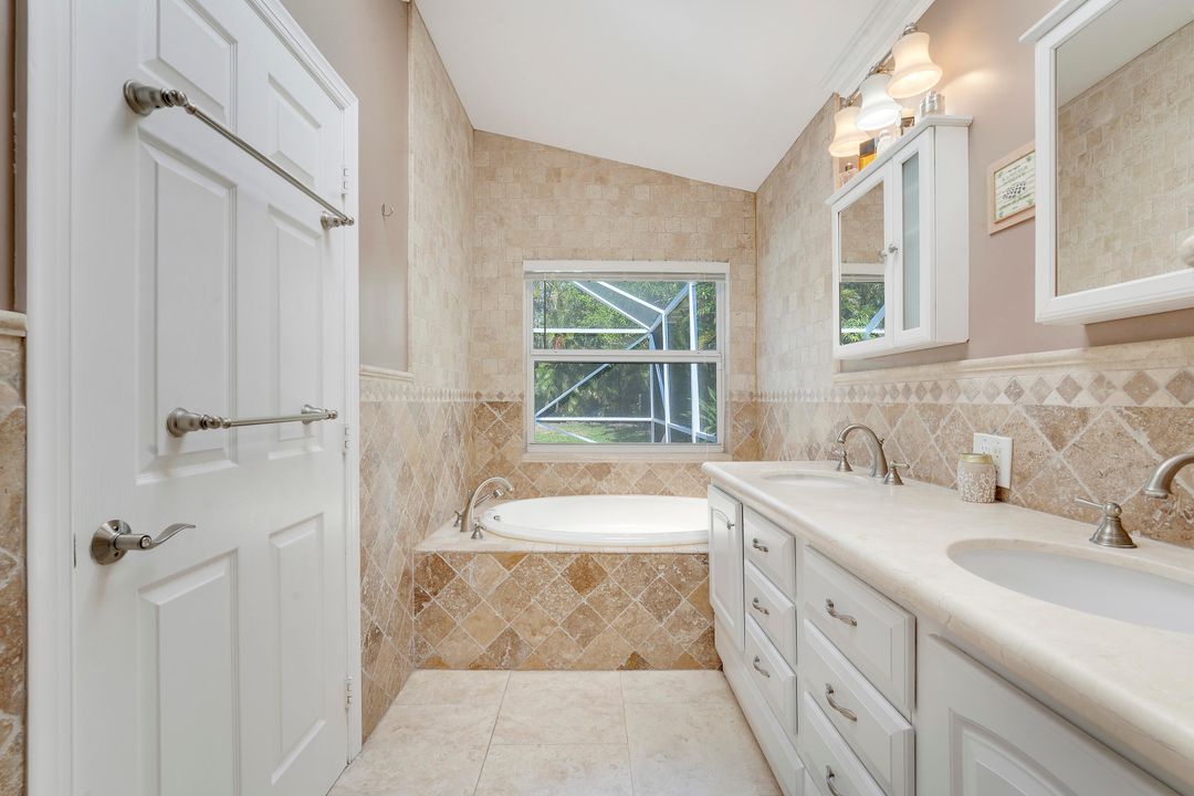 合同活跃: $3,900 (3 贝兹, 2 浴室, 1878 平方英尺)