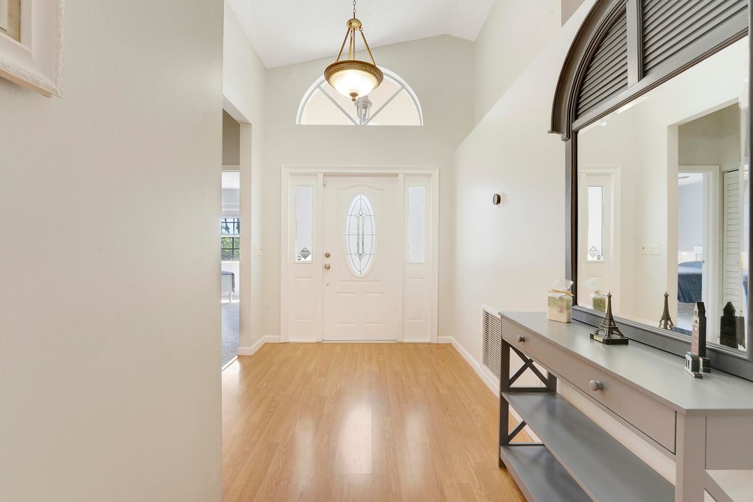 合同活跃: $3,900 (3 贝兹, 2 浴室, 1878 平方英尺)