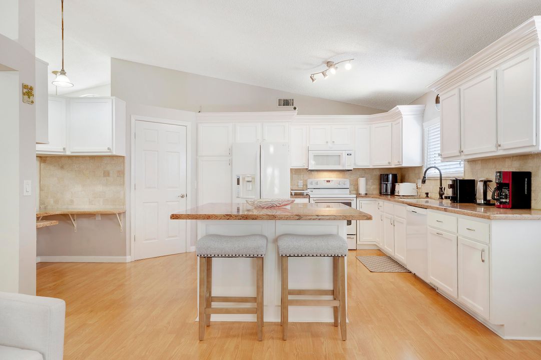 合同活跃: $3,900 (3 贝兹, 2 浴室, 1878 平方英尺)