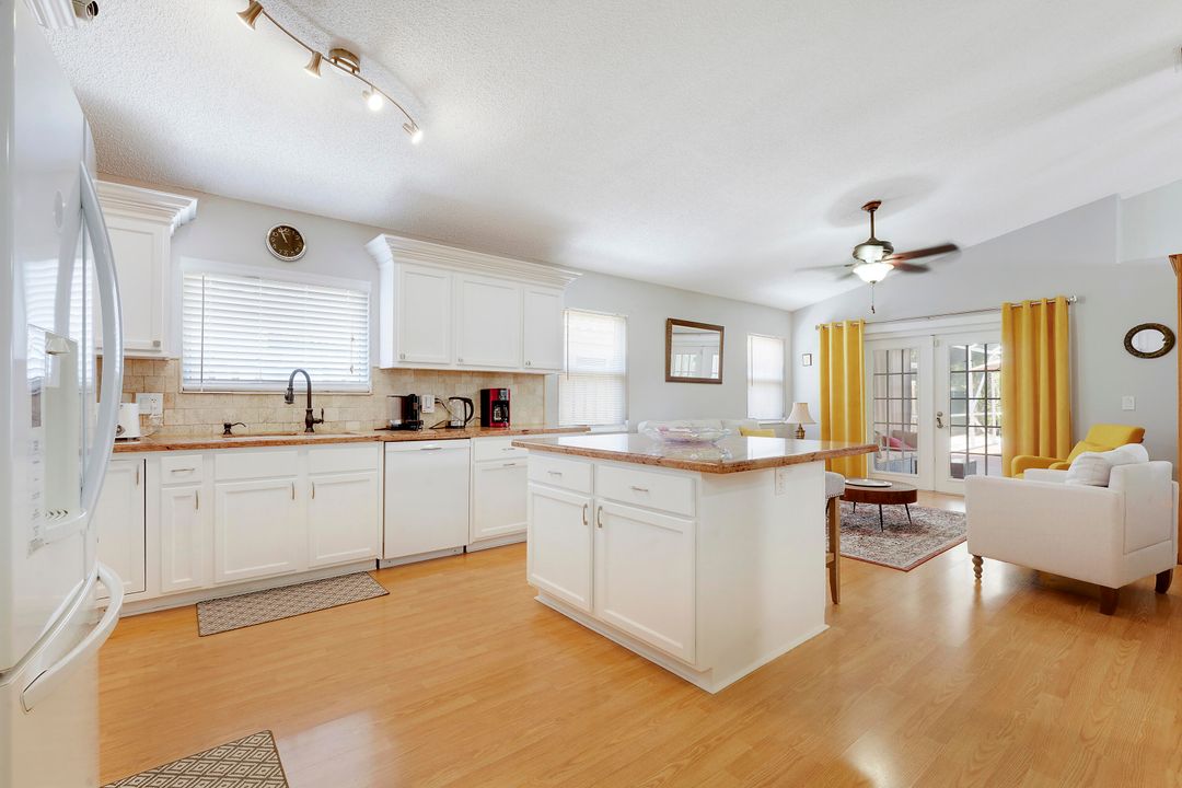 合同活跃: $3,900 (3 贝兹, 2 浴室, 1878 平方英尺)