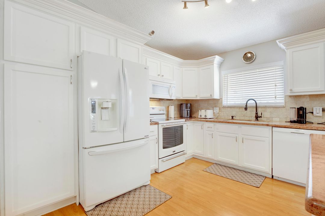 合同活跃: $3,900 (3 贝兹, 2 浴室, 1878 平方英尺)