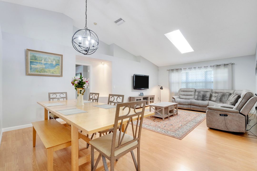 合同活跃: $3,900 (3 贝兹, 2 浴室, 1878 平方英尺)