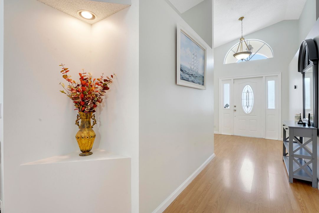 合同活跃: $3,900 (3 贝兹, 2 浴室, 1878 平方英尺)