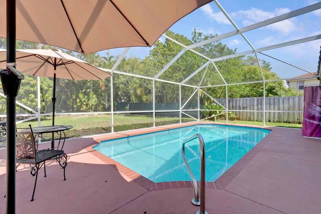 合同活跃: $3,900 (3 贝兹, 2 浴室, 1878 平方英尺)