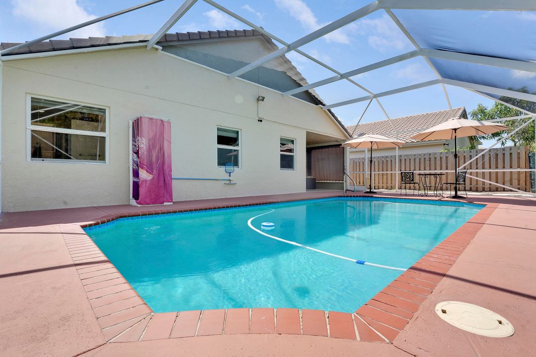 合同活跃: $3,900 (3 贝兹, 2 浴室, 1878 平方英尺)