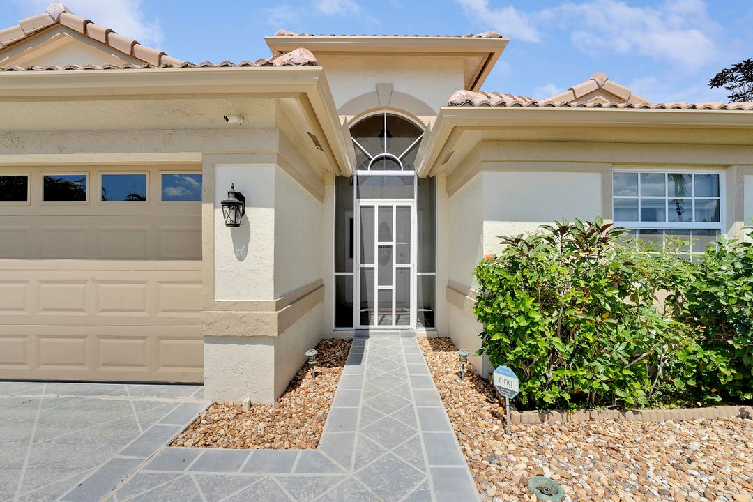 合同活跃: $3,900 (3 贝兹, 2 浴室, 1878 平方英尺)