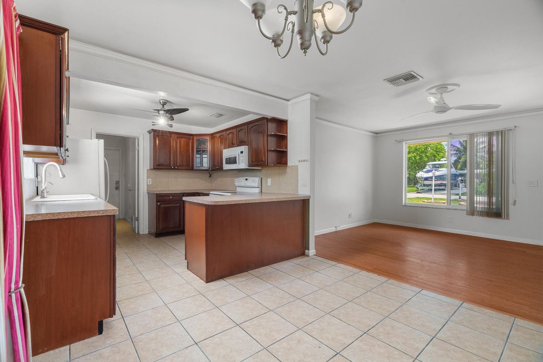 For Sale: $610,000 (4 beds, 3 baths, 1736 Square Feet)