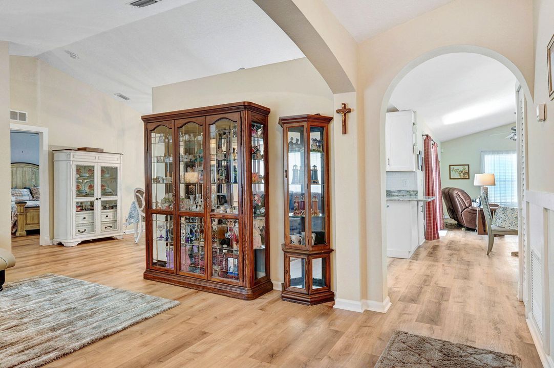 На продажу: $325,000 (3 спален, 2 ванн, 1747 Квадратных фут)