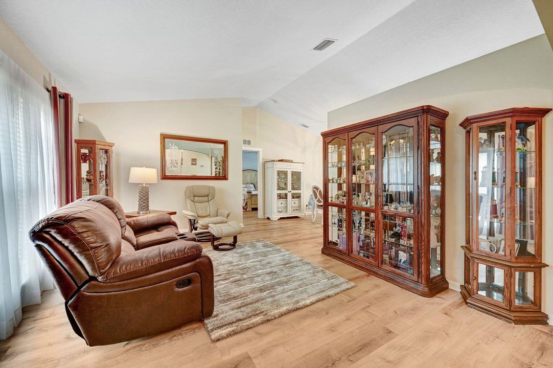 На продажу: $325,000 (3 спален, 2 ванн, 1747 Квадратных фут)