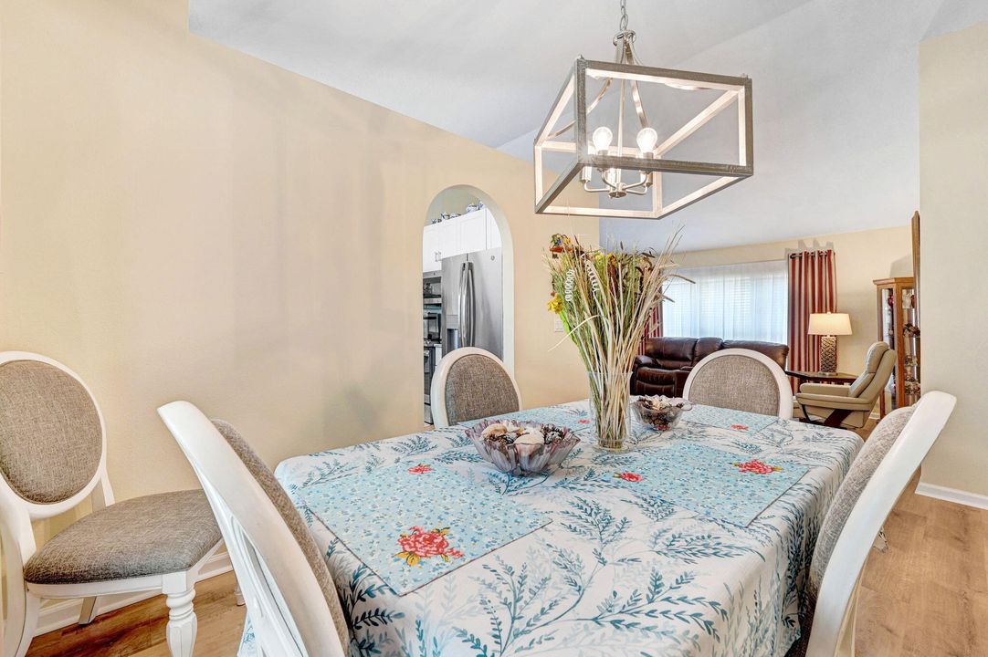 На продажу: $325,000 (3 спален, 2 ванн, 1747 Квадратных фут)