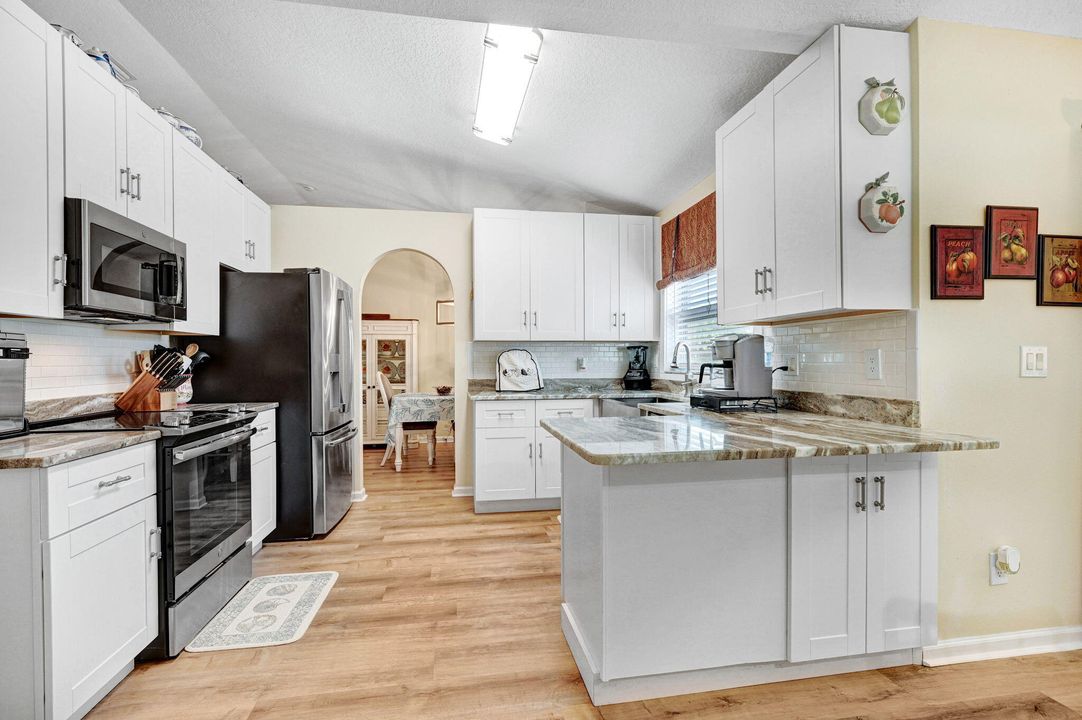 На продажу: $325,000 (3 спален, 2 ванн, 1747 Квадратных фут)