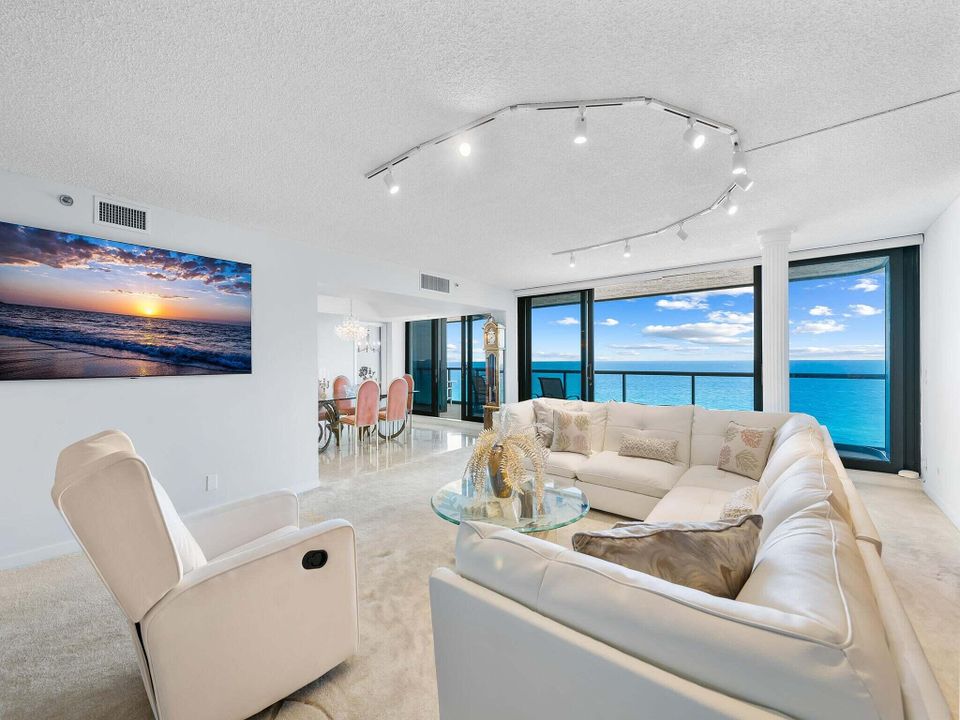 合同活跃: $15,500 (3 贝兹, 3 浴室, 2510 平方英尺)