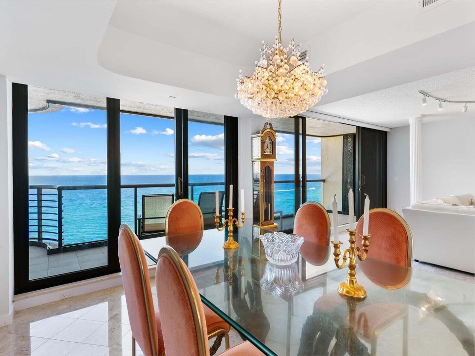 合同活跃: $15,500 (3 贝兹, 3 浴室, 2510 平方英尺)