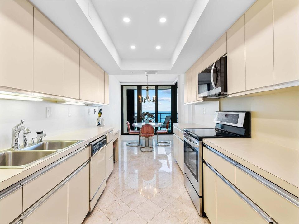 合同活跃: $15,500 (3 贝兹, 3 浴室, 2510 平方英尺)