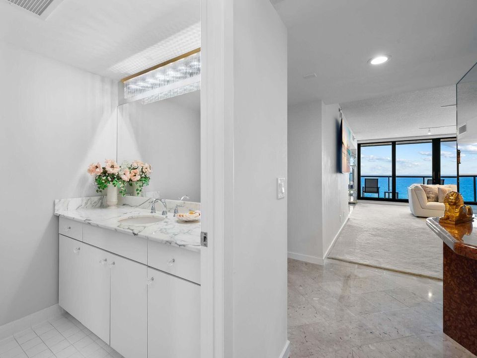 合同活跃: $15,500 (3 贝兹, 3 浴室, 2510 平方英尺)