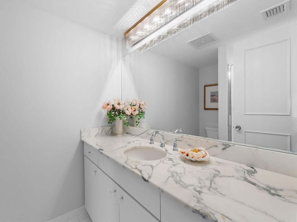 合同活跃: $15,500 (3 贝兹, 3 浴室, 2510 平方英尺)