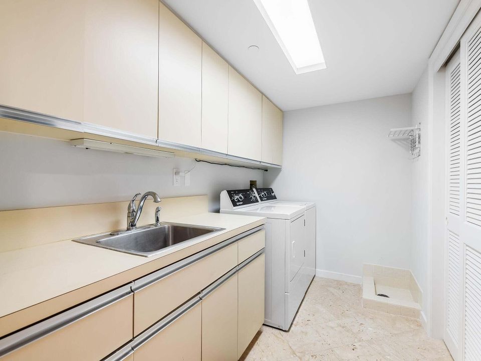 合同活跃: $15,500 (3 贝兹, 3 浴室, 2510 平方英尺)