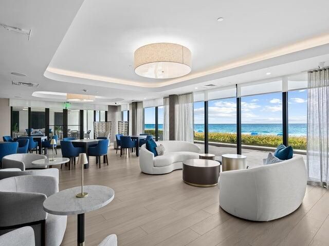 合同活跃: $15,500 (3 贝兹, 3 浴室, 2510 平方英尺)