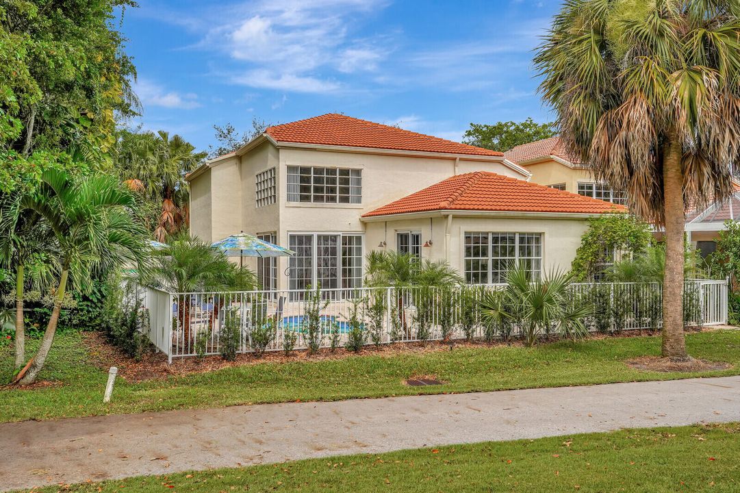 合同活跃: $5,800 (3 贝兹, 2 浴室, 1831 平方英尺)