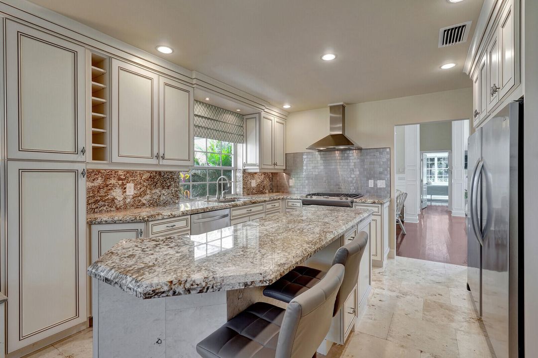 合同活跃: $5,800 (3 贝兹, 2 浴室, 1831 平方英尺)