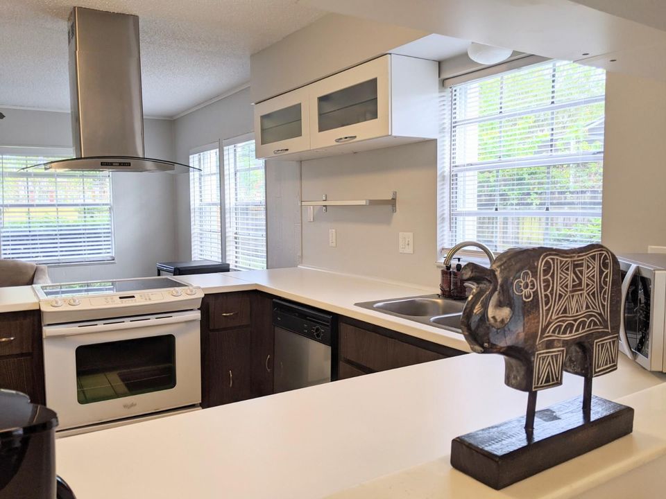 Active With Contract: $2,400 (2 beds, 2 baths, 1120 Square Feet)