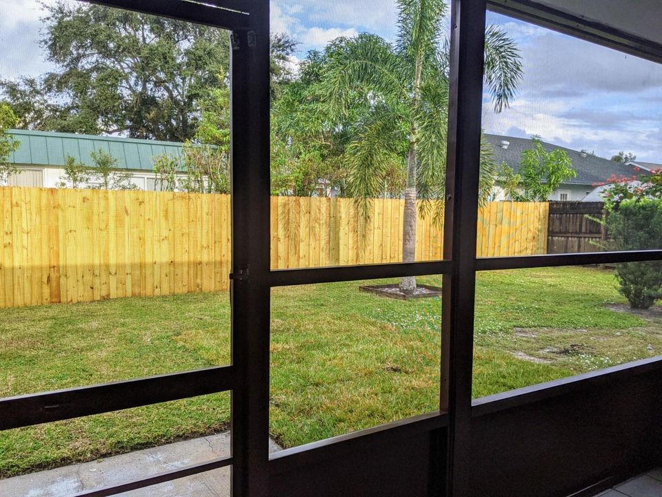 Active With Contract: $2,400 (2 beds, 2 baths, 1120 Square Feet)