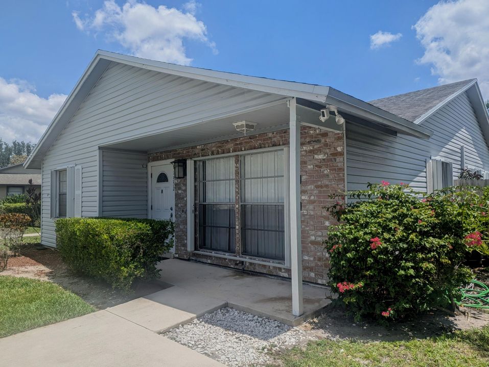 Active With Contract: $2,400 (2 beds, 2 baths, 1120 Square Feet)