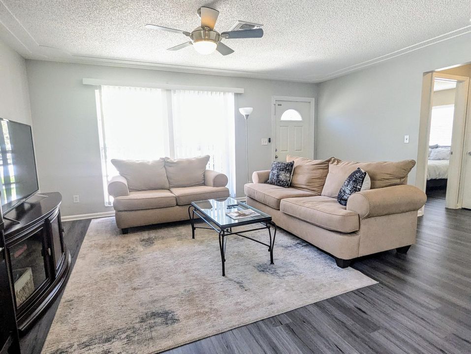 Active With Contract: $2,400 (2 beds, 2 baths, 1120 Square Feet)