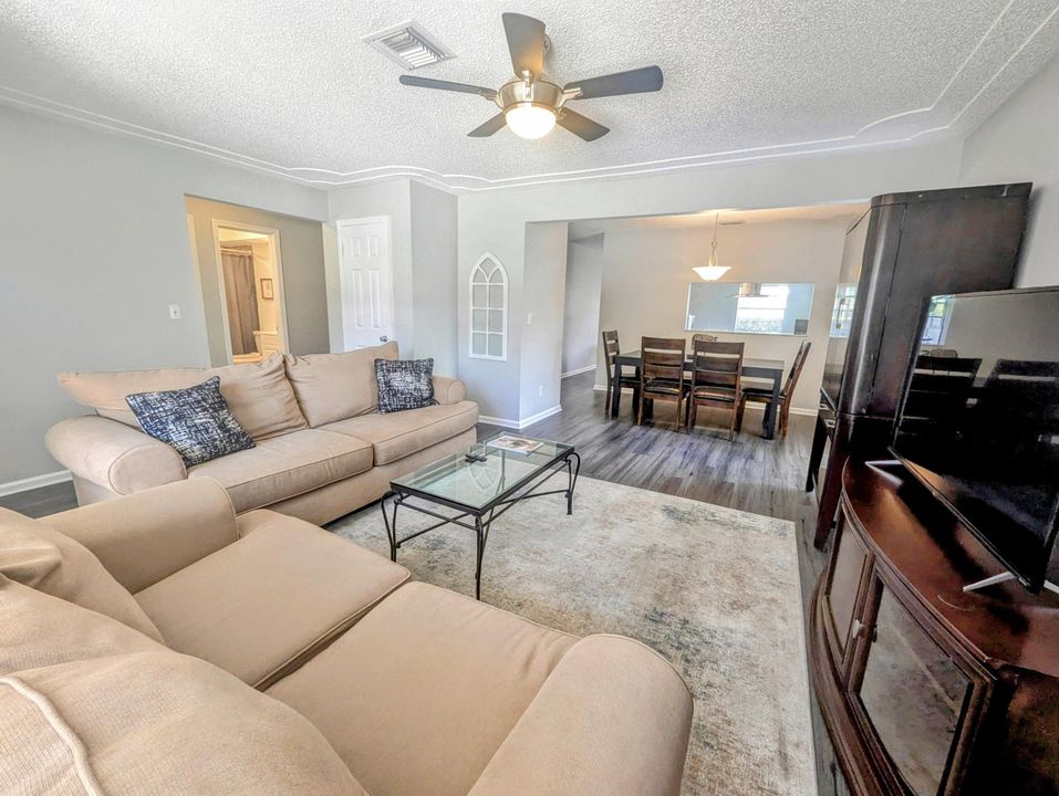 Active With Contract: $2,400 (2 beds, 2 baths, 1120 Square Feet)