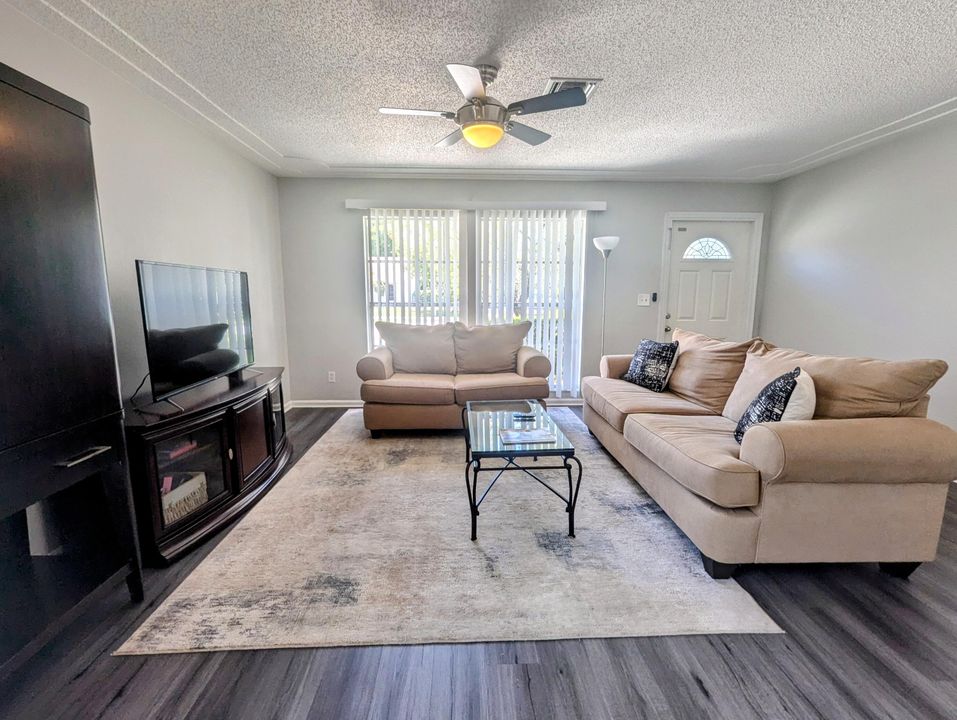 Active With Contract: $2,400 (2 beds, 2 baths, 1120 Square Feet)